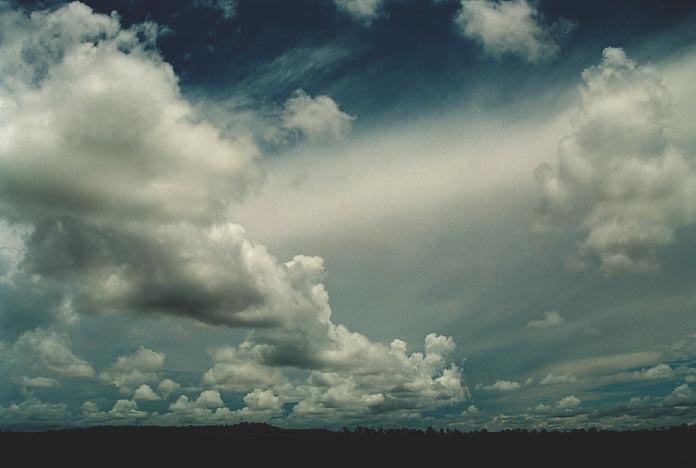 thunderstorm cumulonimbus_incus : N of Miles, Qld   21 November 2000