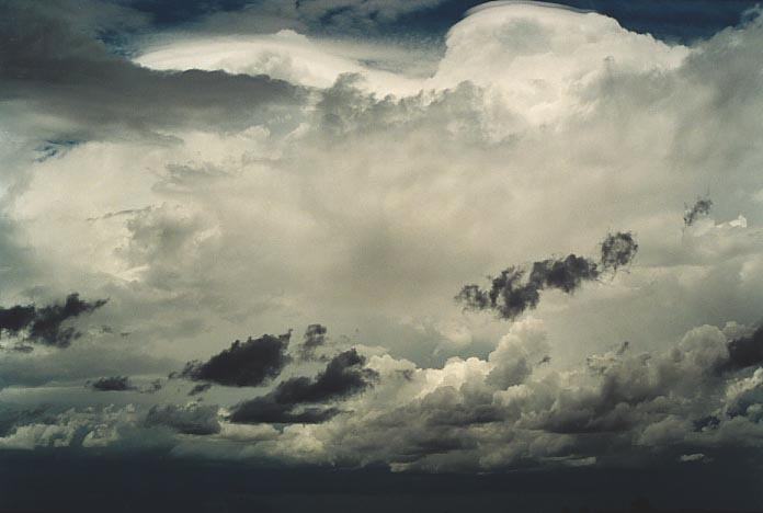 thunderstorm cumulonimbus_incus : 95km N of Miles, Qld   21 November 2000