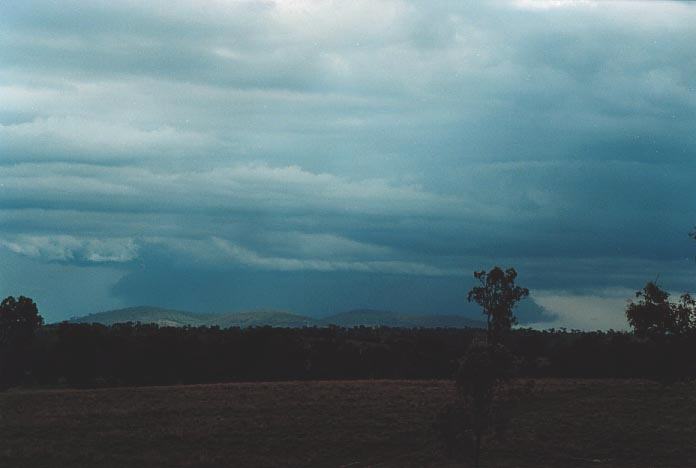 wallcloud thunderstorm_wall_cloud : 40km N of Banana, Qld   21 November 2000