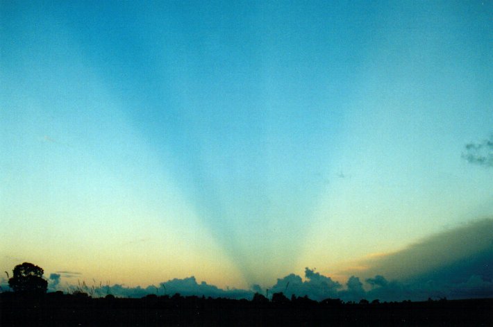 halosundog halo_sundog_crepuscular_rays : E of Casino, NSW   28 April 2001