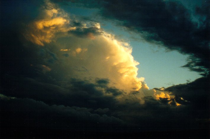 thunderstorm cumulonimbus_incus : Parrots Nest, NSW   28 April 2001