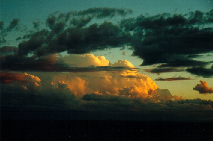 thunderstorm cumulonimbus_incus : Parrots Nest, NSW   6 May 2001