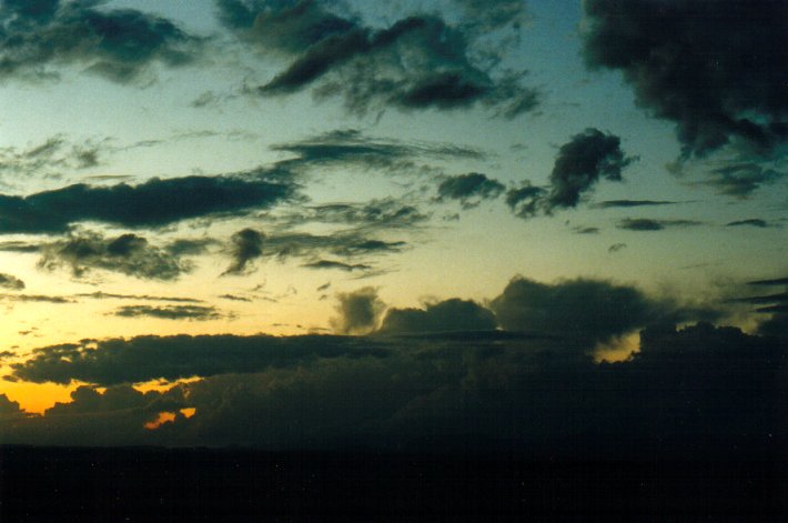 thunderstorm cumulonimbus_calvus : McLeans Ridges, NSW   17 May 2001