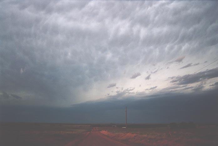 mammatus mammatus_cloud : W of Woodward, Oklahoma, USA   27 May 2001