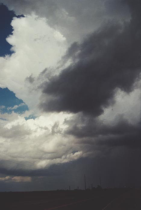 thunderstorm cumulonimbus_incus : W of Woodward, Oklahoma, USA   5 June 2001