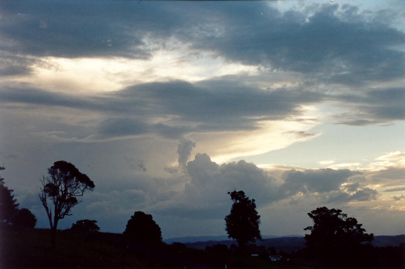 thunderstorm cumulonimbus_incus : McLeans Ridges, NSW   26 March 2002