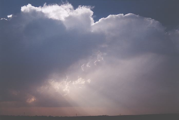 thunderstorm cumulonimbus_incus : near Hays, Kansas, USA   22 May 2002