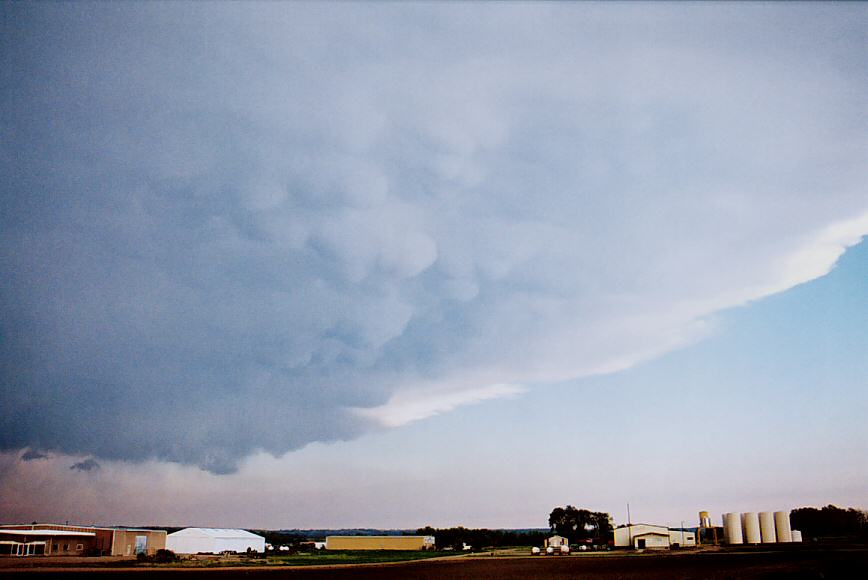 mammatus mammatus_cloud : NW of Sioux City, South Dakota, USA   9 May 2004