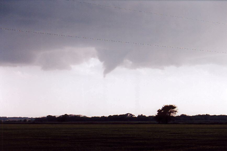 tornadoes funnel_tornado_waterspout : Sharon, Kansas, USA   12 May 2004