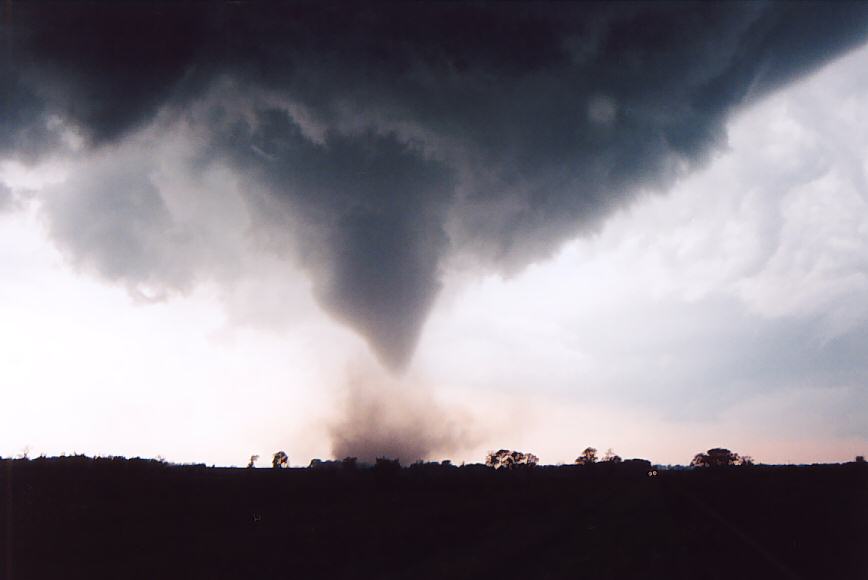 tornadoes funnel_tornado_waterspout : Attica, Kansas, USA   12 May 2004