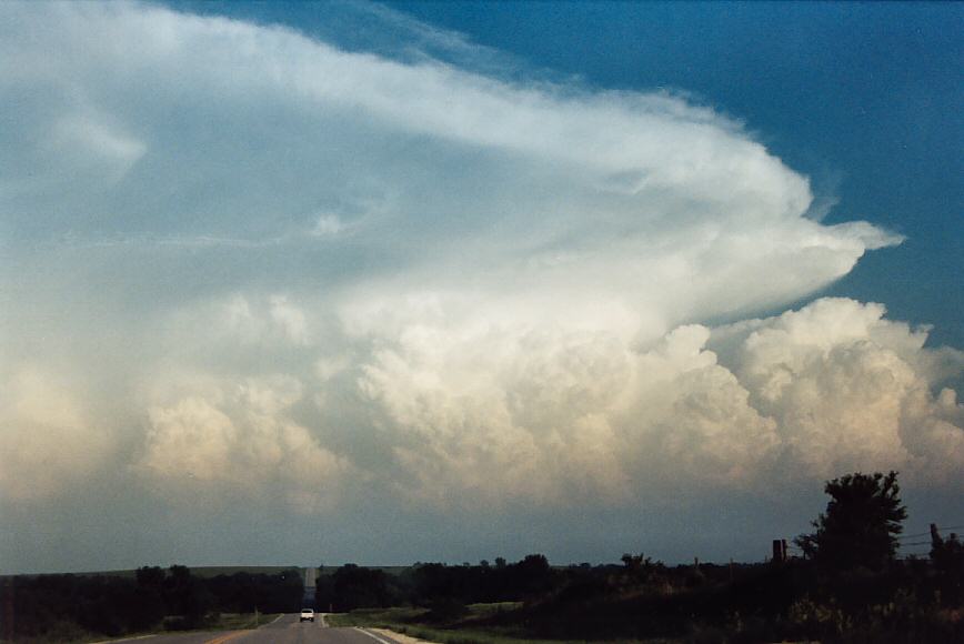 thunderstorm cumulonimbus_incus : NW of Topeka, Kansas, USA   24 May 2004