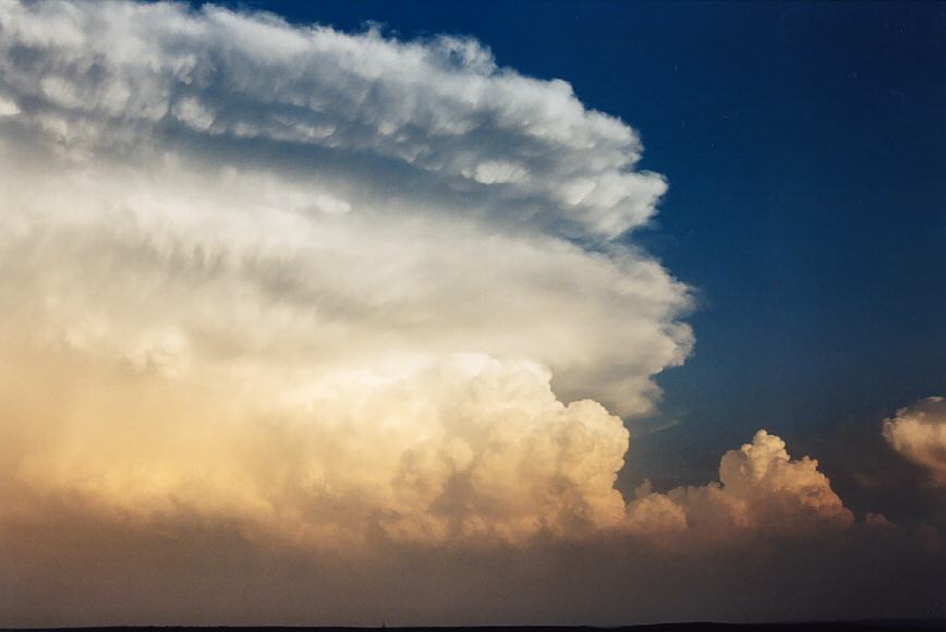 cumulonimbus supercell_thunderstorm : NW of Topeka, Kansas, USA   24 May 2004