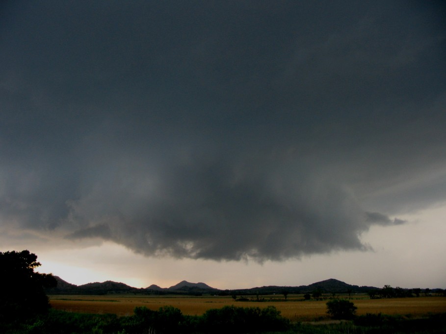 cumulonimbus supercell_thunderstorm : Mountain Park, N of Snyder, Oklahoma, USA   5 June 2005