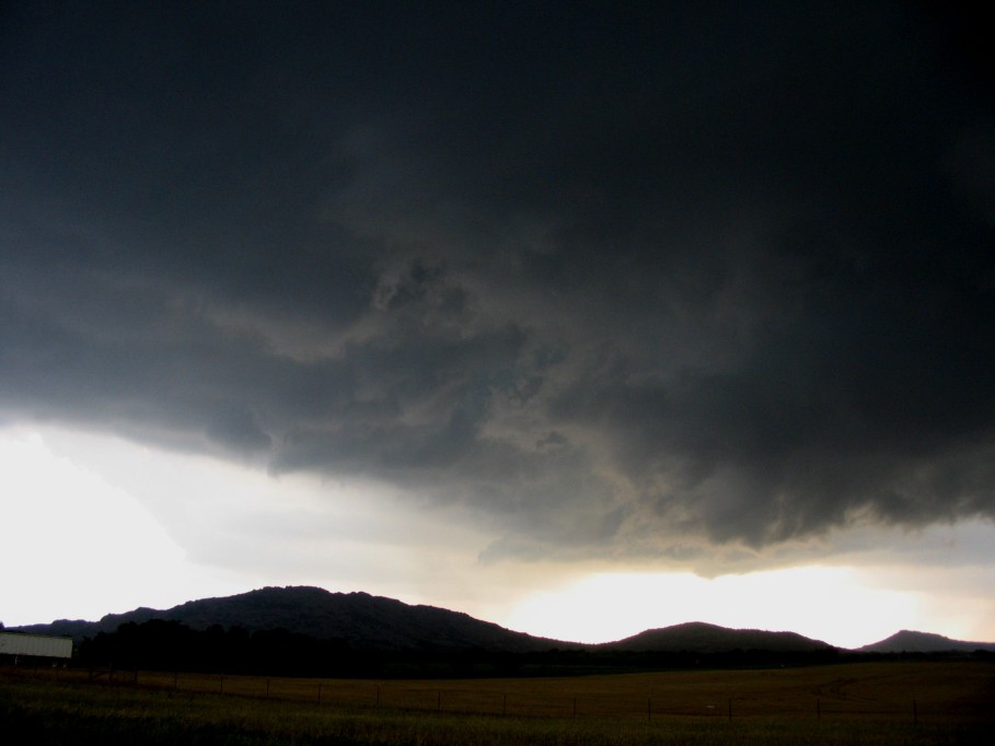 cumulonimbus supercell_thunderstorm : Mountain Park, N of Snyder, Oklahoma, USA   5 June 2005