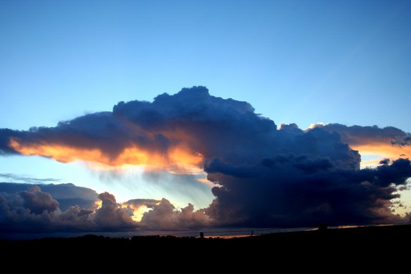 thunderstorm cumulonimbus_incus : E of Cowra, NSW   24 October 2005