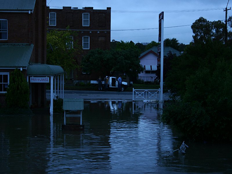 flashflooding flood_pictures : Molong, NSW   8 November 2005