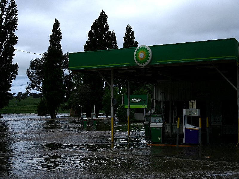 flashflooding flood_pictures : Molong, NSW   8 November 2005