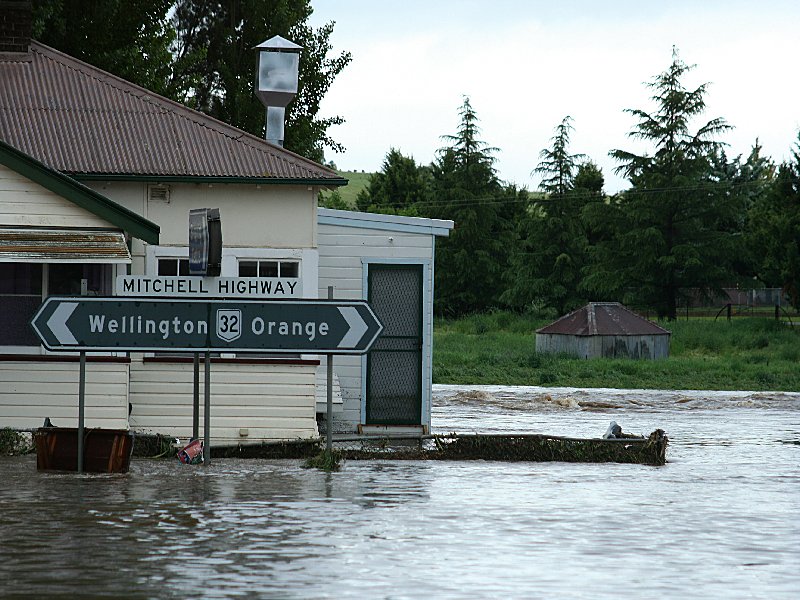 flashflooding flood_pictures : Molong, NSW   8 November 2005