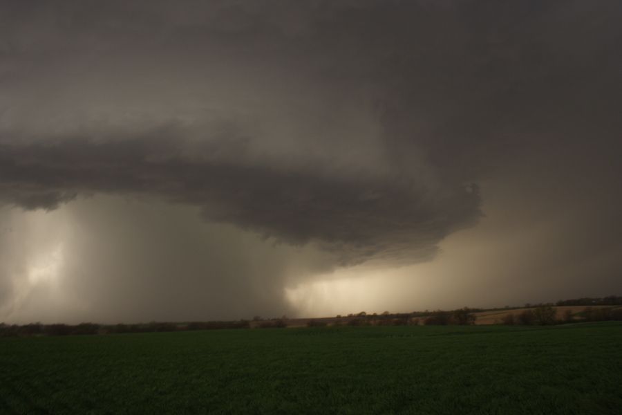 wallcloud thunderstorm_wall_cloud : E of Beatrice, Nebraska, USA   15 April 2006