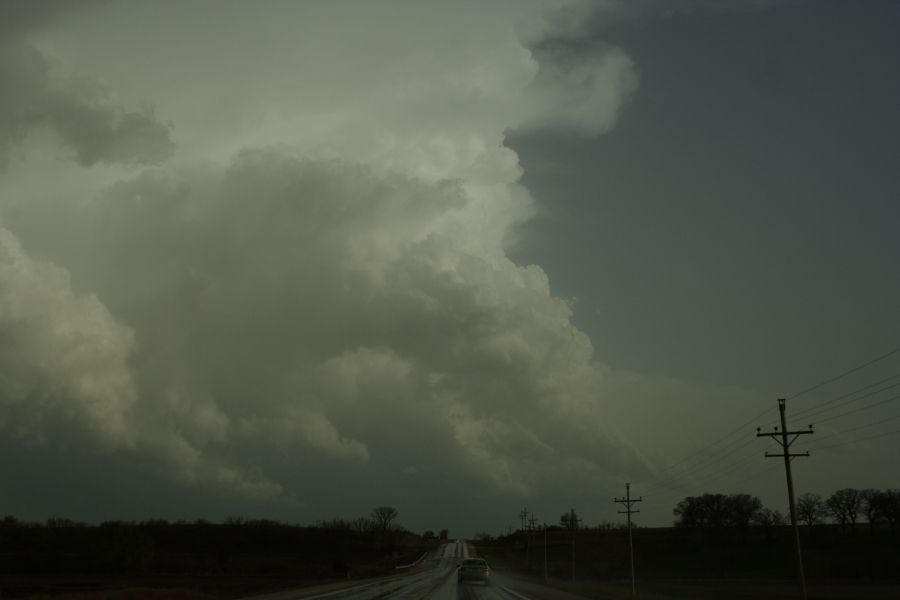 updraft thunderstorm_updrafts : S of Auburn, Nebraska, USA   15 April 2006