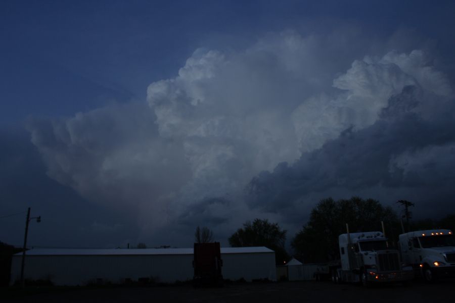 thunderstorm cumulonimbus_incus : near Troy, Kansas, USA   15 April 2006