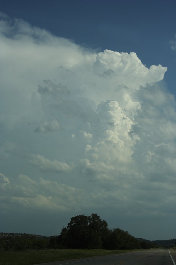 thunderstorm cumulonimbus_incus : S of Senora, Texas, USA   14 May 2006