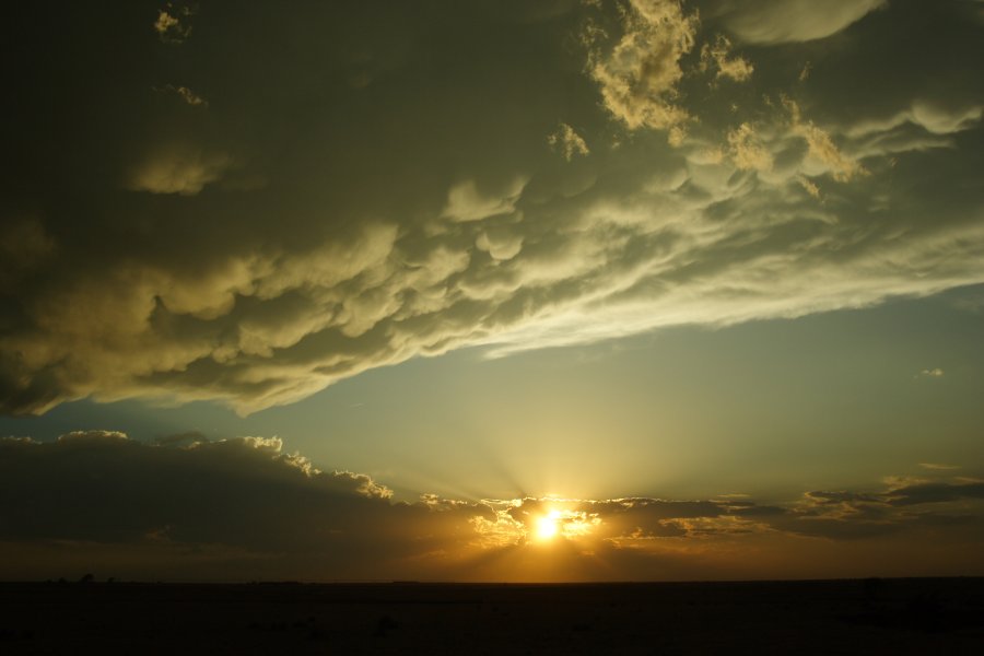 mammatus mammatus_cloud : N of Stinnett, Texas, USA   21 May 2006