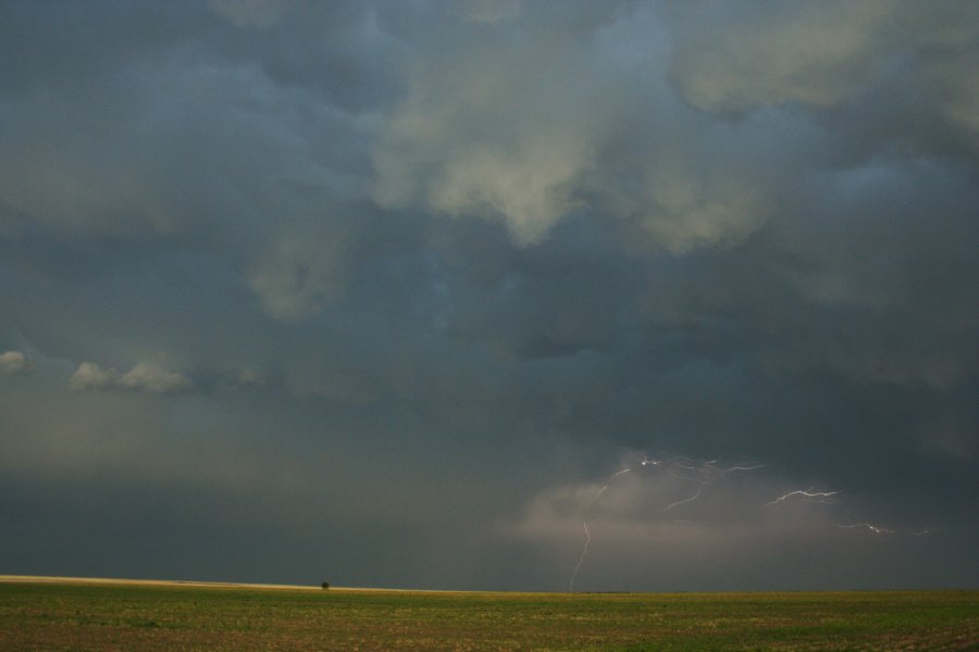 mammatus mammatus_cloud : N of Stinnett, Texas, USA   21 May 2006