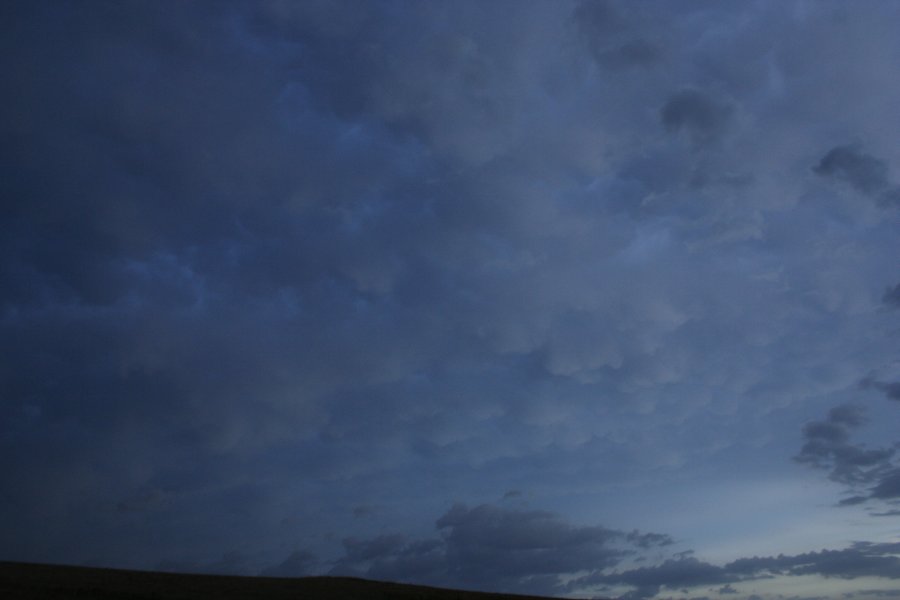 mammatus mammatus_cloud : S of Bismark, North Dakota, USA   27 May 2006