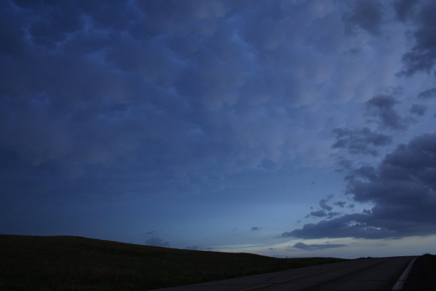 mammatus mammatus_cloud : S of Bismark, North Dakota, USA   27 May 2006