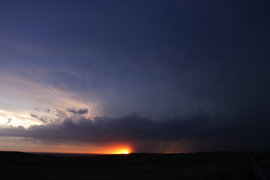 mammatus mammatus_cloud : S of Bismark, North Dakota, USA   27 May 2006