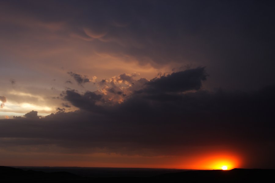 cumulonimbus thunderstorm_base : S of Bismark, North Dakota, USA   27 May 2006