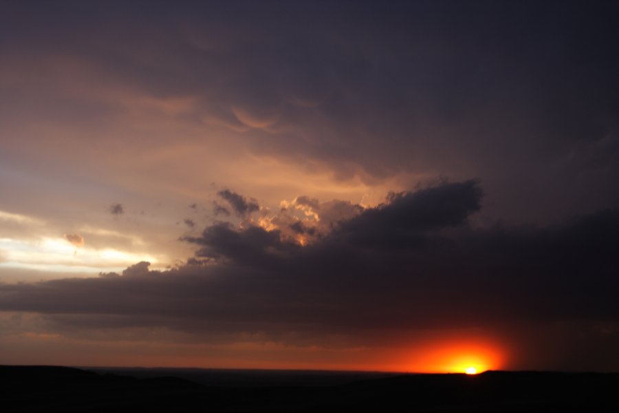 mammatus mammatus_cloud : S of Bismark, North Dakota, USA   27 May 2006