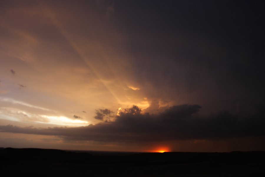 mammatus mammatus_cloud : S of Bismark, North Dakota, USA   27 May 2006