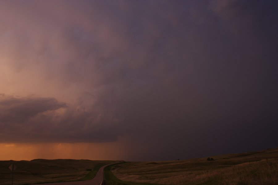 mammatus mammatus_cloud : S of Bismark, North Dakota, USA   27 May 2006