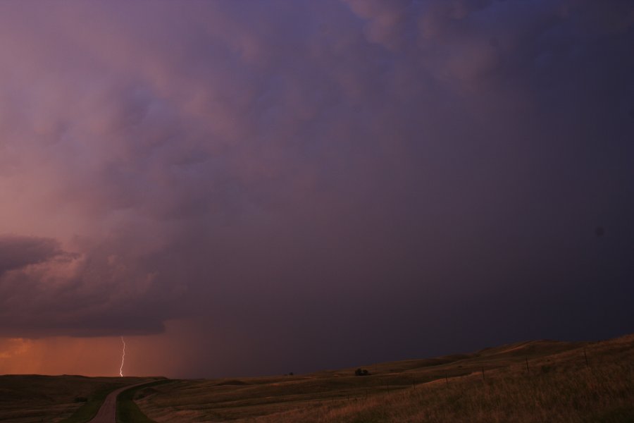 lightning lightning_bolts : S of Bismark, North Dakota, USA   27 May 2006