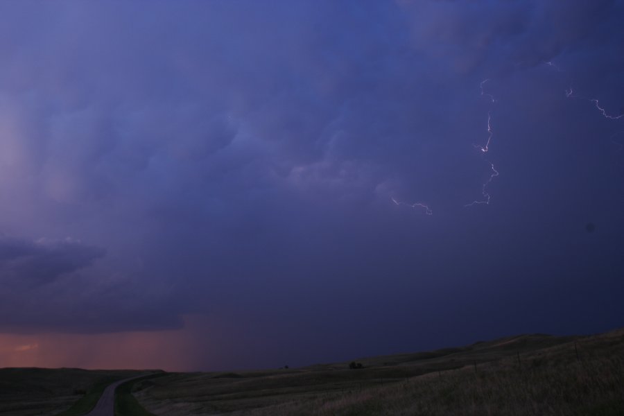 mammatus mammatus_cloud : S of Bismark, North Dakota, USA   27 May 2006