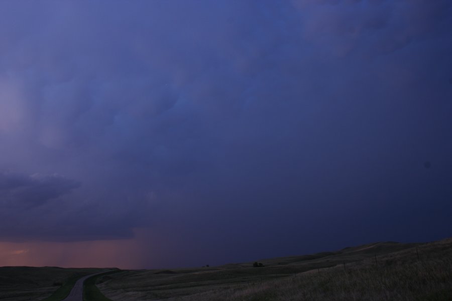 mammatus mammatus_cloud : S of Bismark, North Dakota, USA   27 May 2006