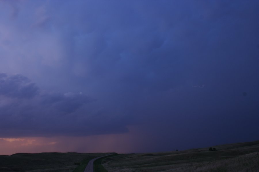 mammatus mammatus_cloud : S of Bismark, North Dakota, USA   27 May 2006