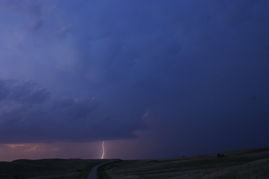 mammatus mammatus_cloud : S of Bismark, North Dakota, USA   27 May 2006