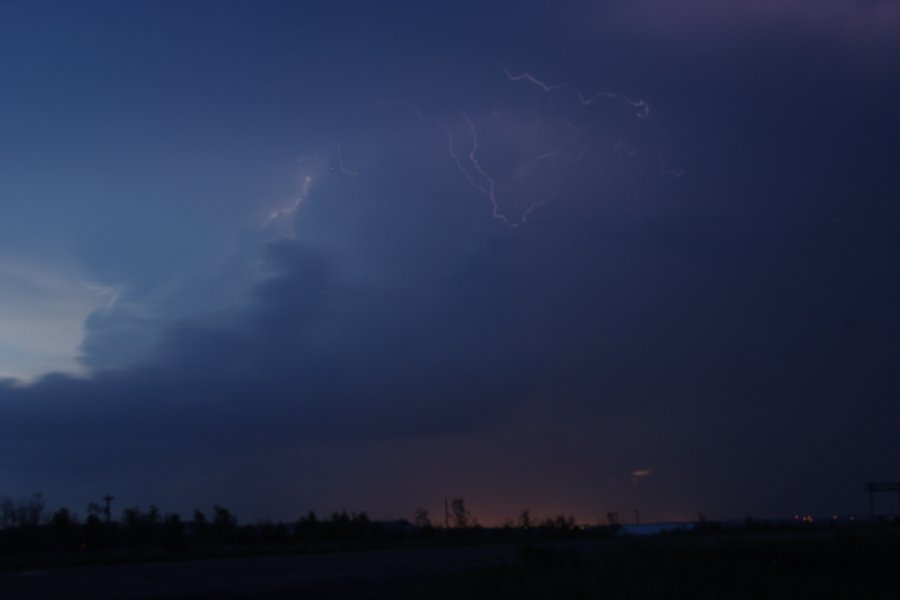 lightning lightning_bolts : S of Bismark, North Dakota, USA   27 May 2006