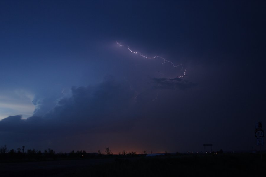 lightning lightning_bolts : S of Bismark, North Dakota, USA   27 May 2006