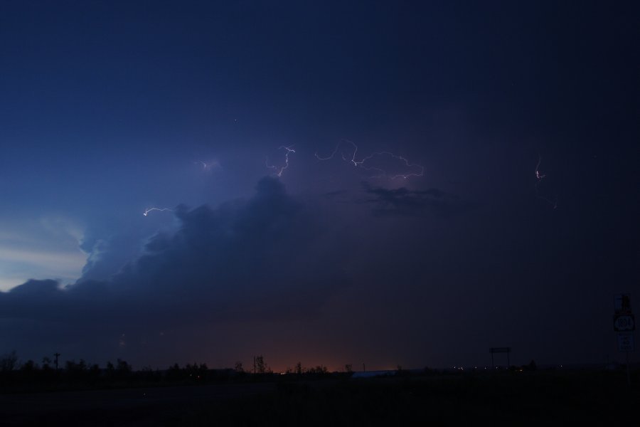 lightning lightning_bolts : S of Bismark, North Dakota, USA   27 May 2006