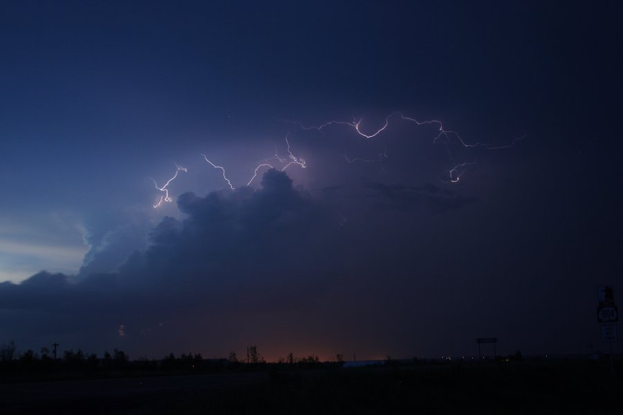 lightning lightning_bolts : S of Bismark, North Dakota, USA   27 May 2006