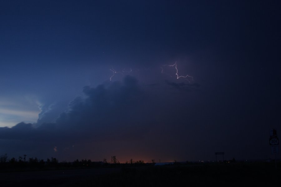 lightning lightning_bolts : S of Bismark, North Dakota, USA   27 May 2006