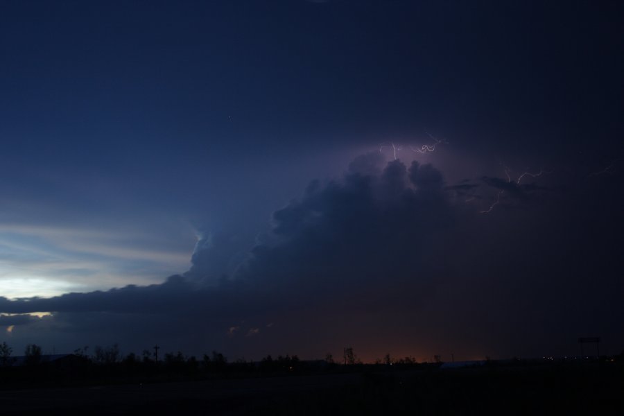 lightning lightning_bolts : S of Bismark, North Dakota, USA   27 May 2006