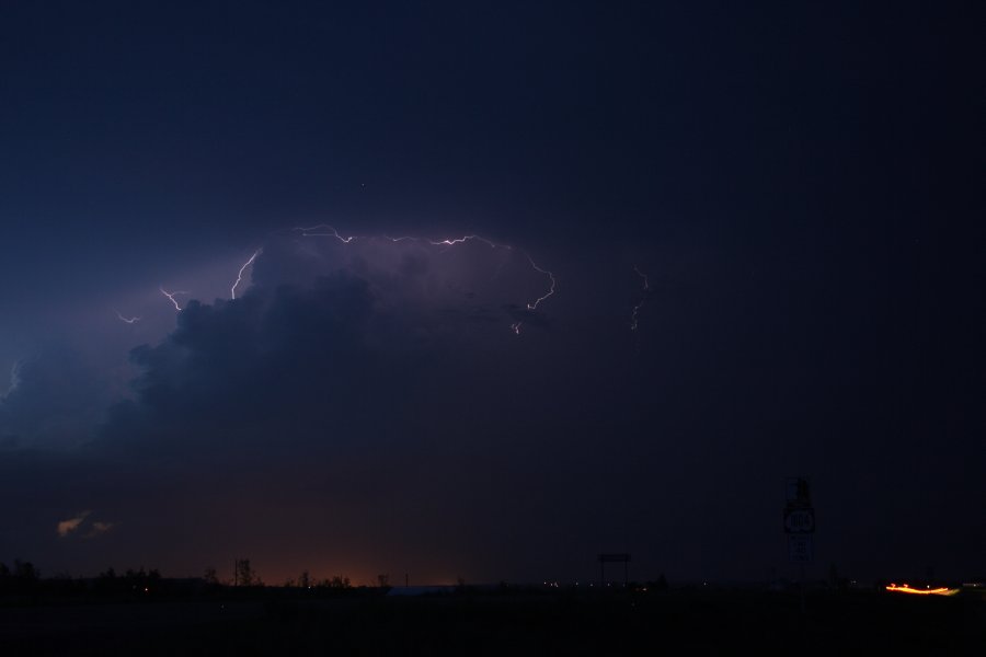 lightning lightning_bolts : S of Bismark, North Dakota, USA   27 May 2006