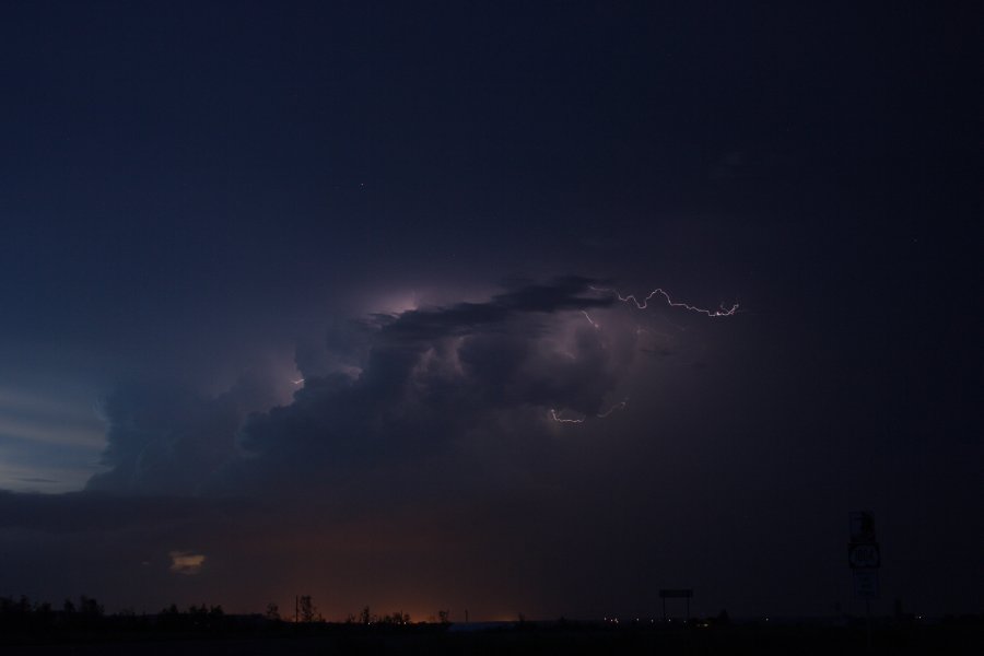 lightning lightning_bolts : S of Bismark, North Dakota, USA   27 May 2006