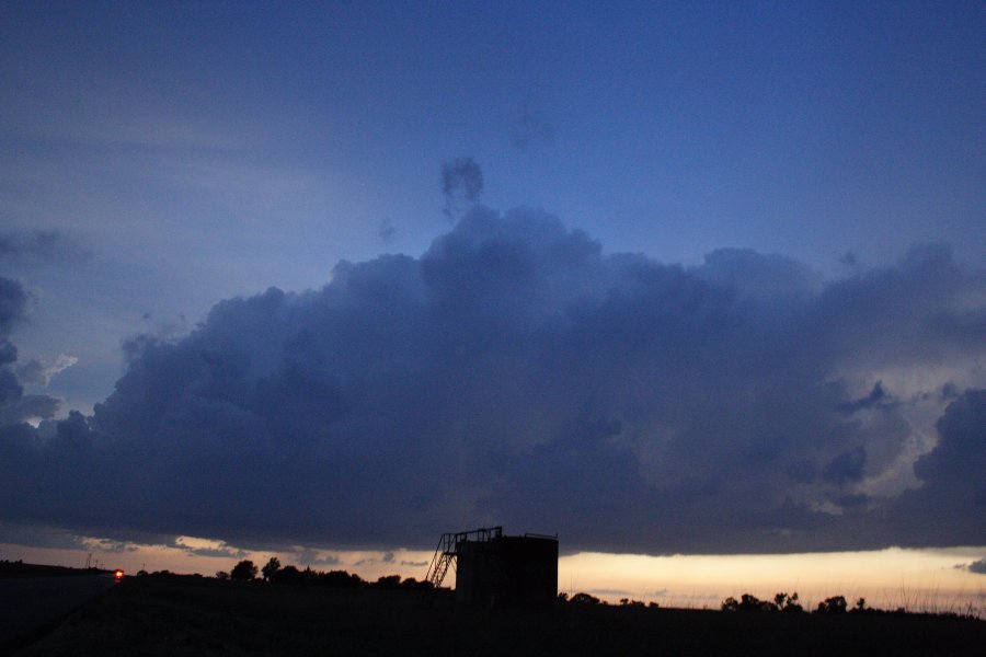 thunderstorm cumulonimbus_calvus : SE of Kinsley, Kansas, USA   29 May 2006