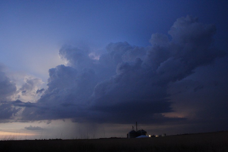 thunderstorm cumulonimbus_calvus : SE of Kinsley, Kansas, USA   29 May 2006